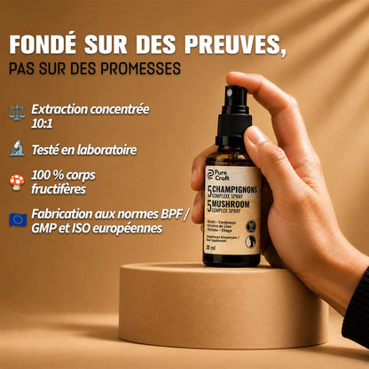 Flacon spray 30 ml du Complexe 5 Champignons Pure Croft tenu en main : formule concentrée 10:1 testée en laboratoire, 100% corps fructifères et certifiée aux normes européennes BPF/GMP et ISO.