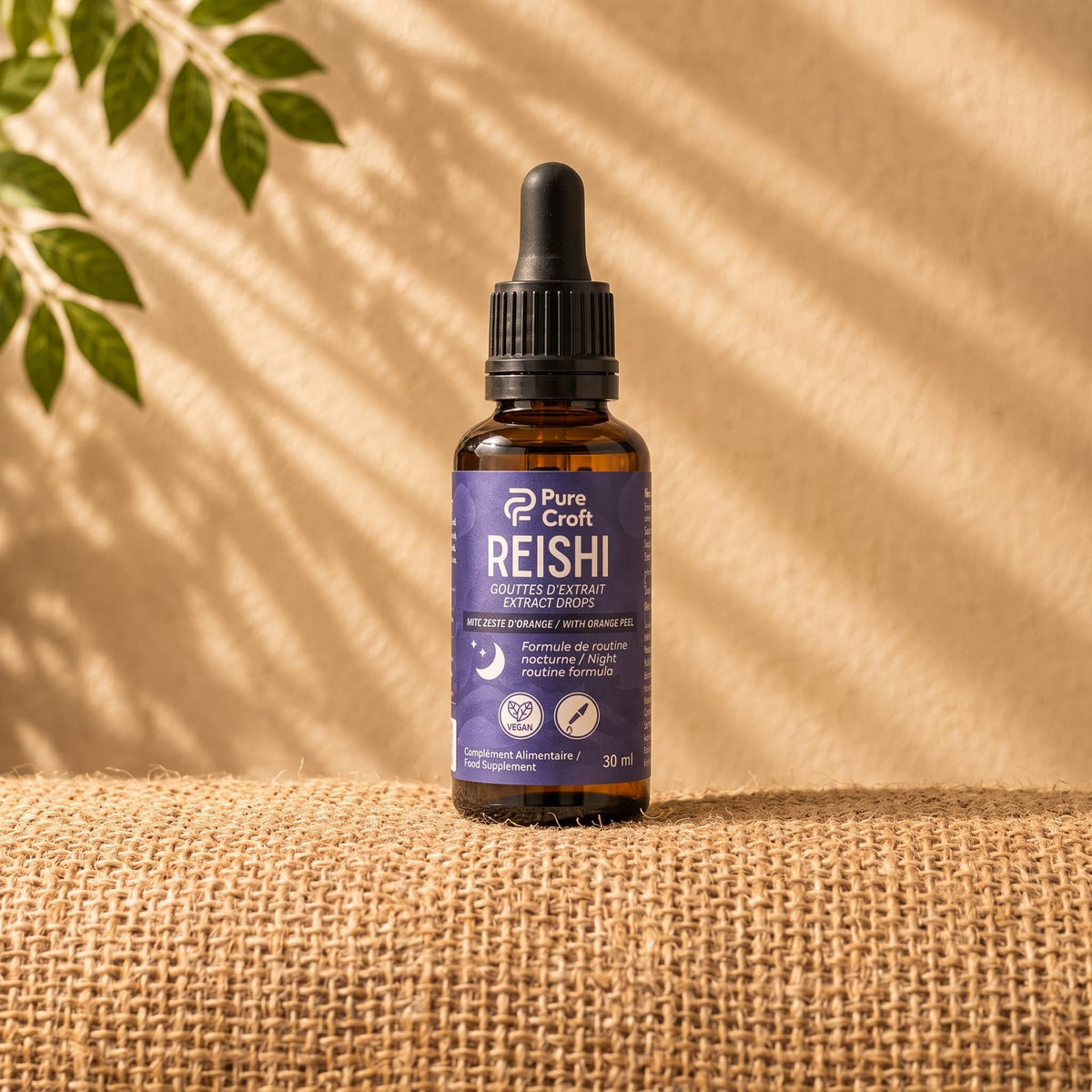Flacon pipette 30 ml de gouttes d'extrait de Reishi Pure Croft pour routine nocturne sur fond végétal.