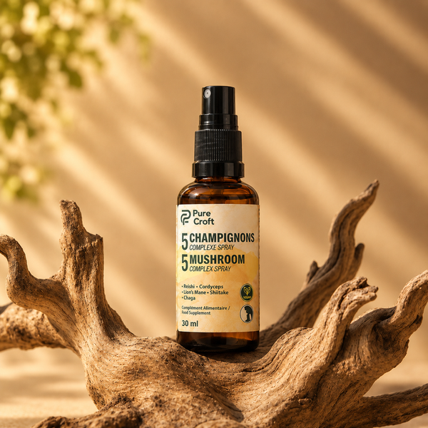 Flacon spray sublingual ambré de 30 ml du complexe 5 champignons adaptogènes Pure Croft posé sur un support en bois naturel.